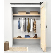 Penderie avec porte coulissante, tringle à vêtements, étagères et divers vêtements
