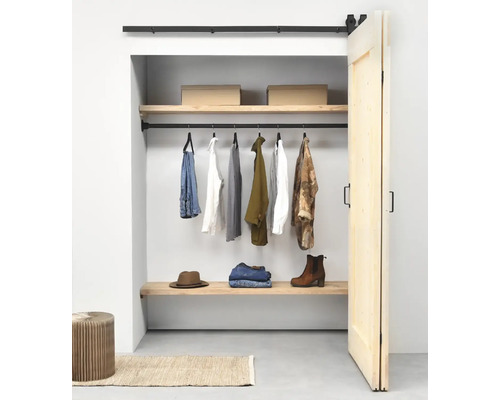Penderie avec porte coulissante, tringle à vêtements, étagères et divers vêtements
