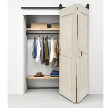 Dressing ouvert avec porte coulissante blanche et vêtements