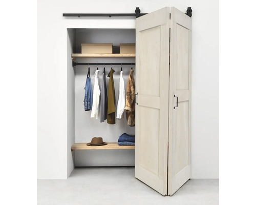 Dressing ouvert avec porte coulissante blanche et vêtements