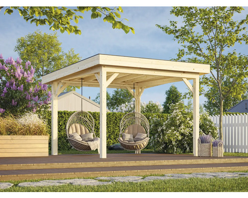 Holzpavillon mit zwei Schwebesesseln auf einer Gartenterrasse