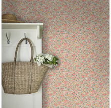 Scène avec papier peint fleuri, porte-manteau, sac et chapeau