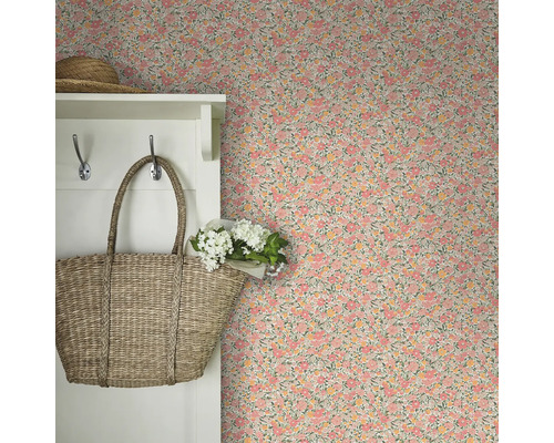 Scène avec papier peint fleuri, porte-manteau, sac et chapeau