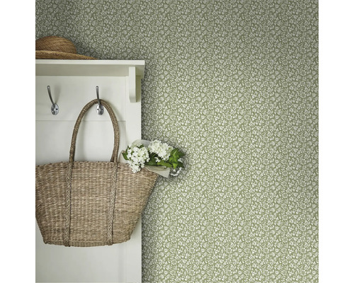 Wandgestaltung mit floraler Tapete, Garderobe und Dekoration