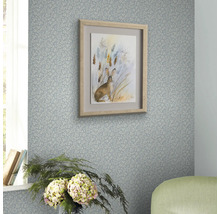 Espace décoratif avec papier peint à motifs et image de lapin encadrée au mur