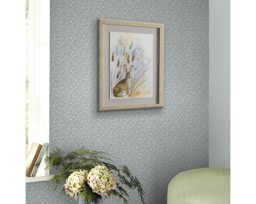 Espace décoratif avec papier peint à motifs et image de lapin encadrée au mur