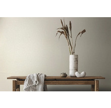 Wand mit Textiltapete, Dekoration und Holztisch