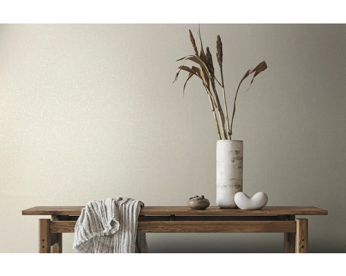 Wand mit Textiltapete, Dekoration und Holztisch