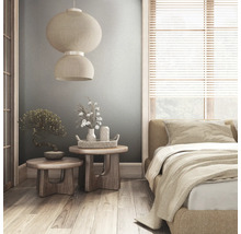 Schlafzimmer mit Bett, Nachttischen, Dekoration, Lampe und Jalousien für ein helles und organisiertes Ambiente.