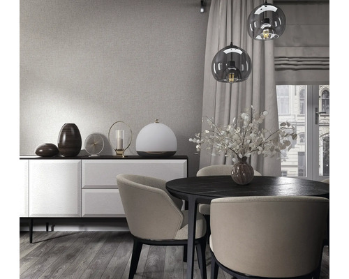 Esszimmer mit Esstisch, Stühlen, Sideboard und Pendelleuchten