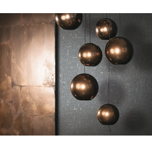 Mehrere runde Pendelleuchten in einem Raum.