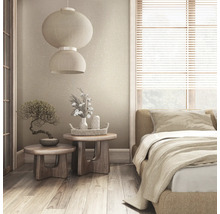 Schlafzimmer mit Bett, Nachttischen, Dekoration und Papierlaternen