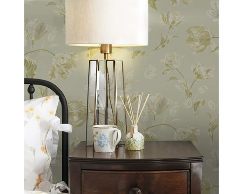 Table de chevet avec lampe, tasse et flacon d''huile parfumée dans une chambre lumineuse