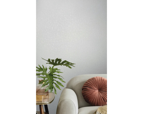 Helles Zimmer mit strukturierten Tapeten, Sofa, Zierkissen und Pflanze im Topf