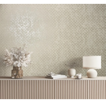 Vue d''une pièce avec papier peint à motifs, commode et objets de décoration tels que vase et lampe