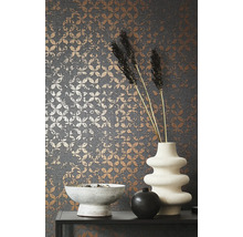 Papier peint décoratif à motif floral, vase et bol sur une table