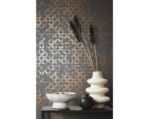 Papier peint décoratif à motif floral, vase et bol sur une table