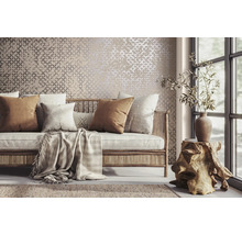 Wohnzimmer mit gemusterter Tapete, Sofa mit Kissen und Dekoration