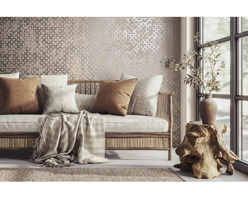 Wohnzimmer mit gemusterter Tapete, Sofa mit Kissen und Dekoration