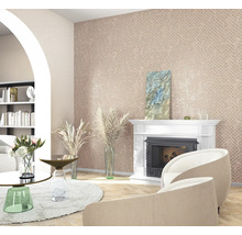 Wohnzimmer mit gemusterter Tapete, Kamin und Sitzgelegenheiten