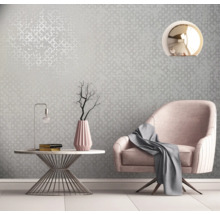 Scène avec fauteuil, table et papier peint à motifs