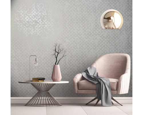 Scène avec fauteuil, table et papier peint à motifs