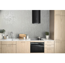 Cuisine claire avec évier, plaque de cuisson, hotte aspirante et armoires en bois