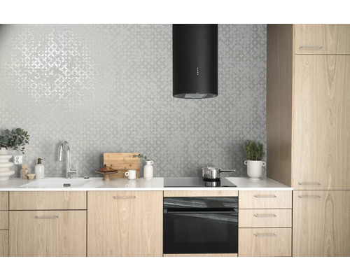 Cuisine claire avec évier, plaque de cuisson, hotte aspirante et armoires en bois