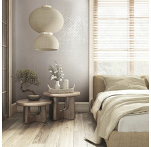 Chambre avec lit double, tables de chevet, bonsaï, décoration et lanterne en papier