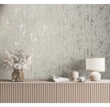 Intérieur décoratif avec un papier peint texturé, une commode avec des vases et une lampe