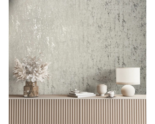 Intérieur décoratif avec un papier peint texturé, une commode avec des vases et une lampe