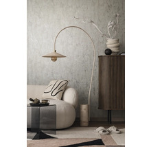 Salon avec lampadaire, canapé, table d''appoint et commode dans une ambiance élégante