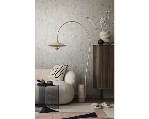 Salon avec lampadaire, canapé, table d''appoint et commode dans une ambiance élégante