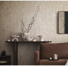 Mobilier dans un salon avec un papier peint à motifs