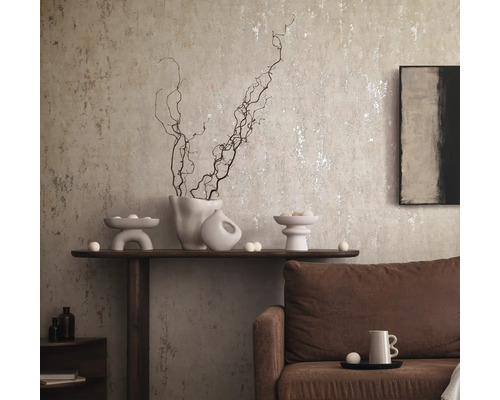 Mobilier dans un salon avec un papier peint à motifs