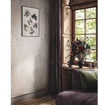 Salon avec papier peint à motifs, une image botanique encadrée, des rideaux et une fenêtre avec arrangement floral