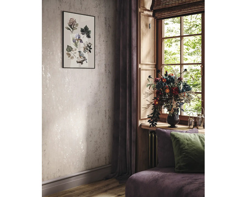 Salon avec papier peint à motifs, une image botanique encadrée, des rideaux et une fenêtre avec arrangement floral