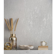 Mur décoratif à motif floral, vase avec des plantes, bol avec des éléments décoratifs et tasse sur des livres