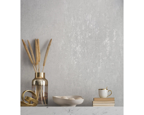 Mur décoratif à motif floral, vase avec des plantes, bol avec des éléments décoratifs et tasse sur des livres