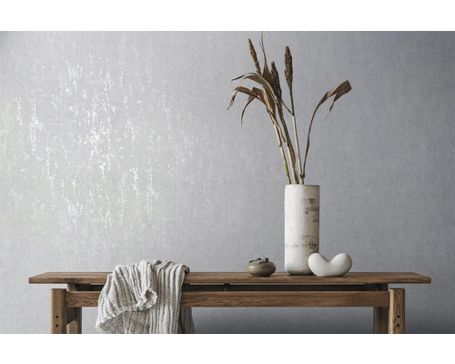 Intérieur avec papier peint à motifs, table en bois et éléments décoratifs