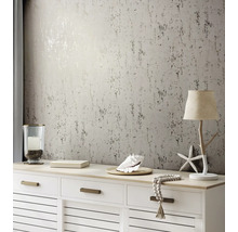 Intérieur décoratif avec papier peint à motifs, commode et lampe