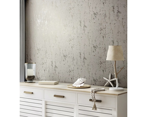 Intérieur décoratif avec papier peint à motifs, commode et lampe