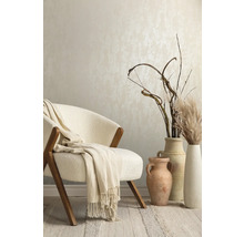 Dekoratives Wohnzimmer mit Sessel, Decke und Vasen