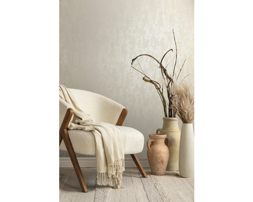 Dekoratives Wohnzimmer mit Sessel, Decke und Vasen