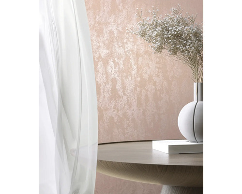 Dekoratives Wohnambiente mit Textiltapete, Tisch und Vorhang