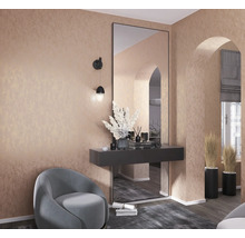 Einrichtungsbeispiel eines Raumes mit Spiegel, Konsole, Dekorationen und Sitzgelegenheit.