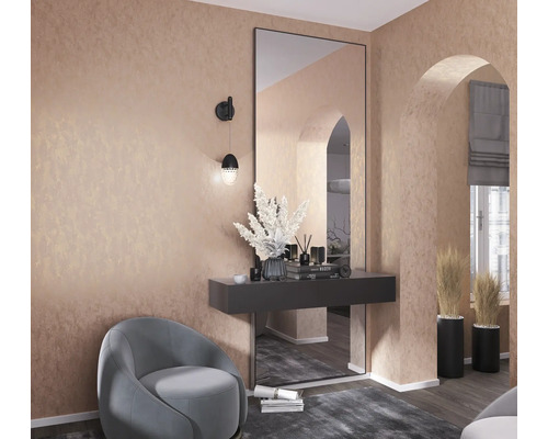 Einrichtungsbeispiel eines Raumes mit Spiegel, Konsole, Dekorationen und Sitzgelegenheit.