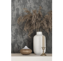 Dekoration mit Vase, Duftlampe und Kerzenständer vor einer gemusterten Wand