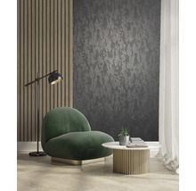 Innenraumszene mit Sessel, Tisch und Wandgestaltung