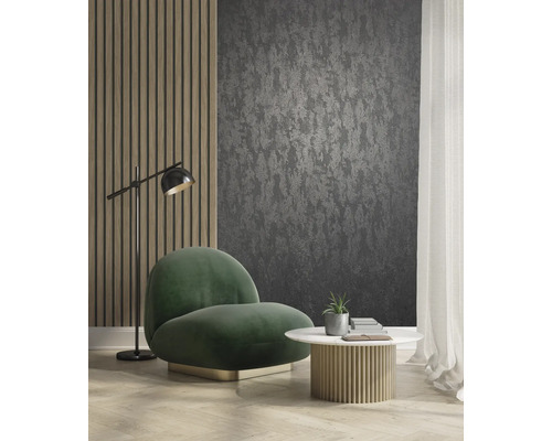 Innenraumszene mit Sessel, Tisch und Wandgestaltung